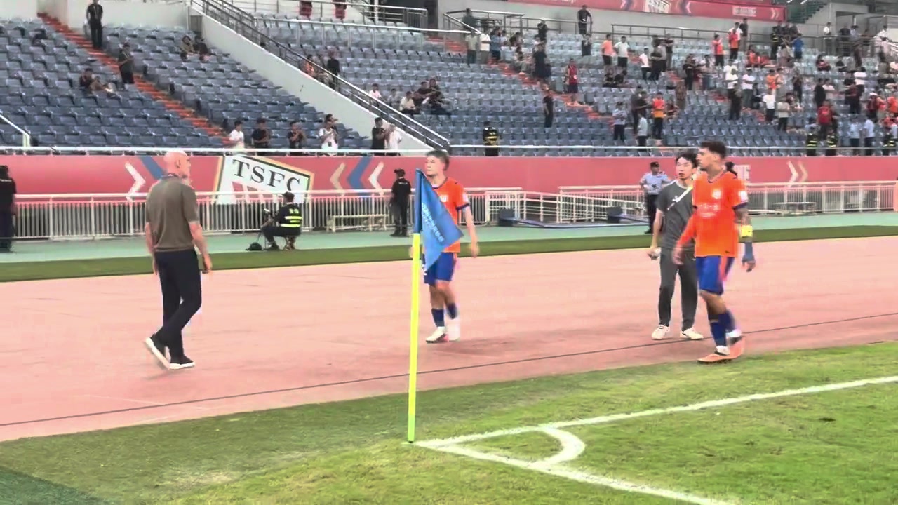 足协杯0-3完败海港！泰山队球员赛后谢场球迷高喊：继续战斗