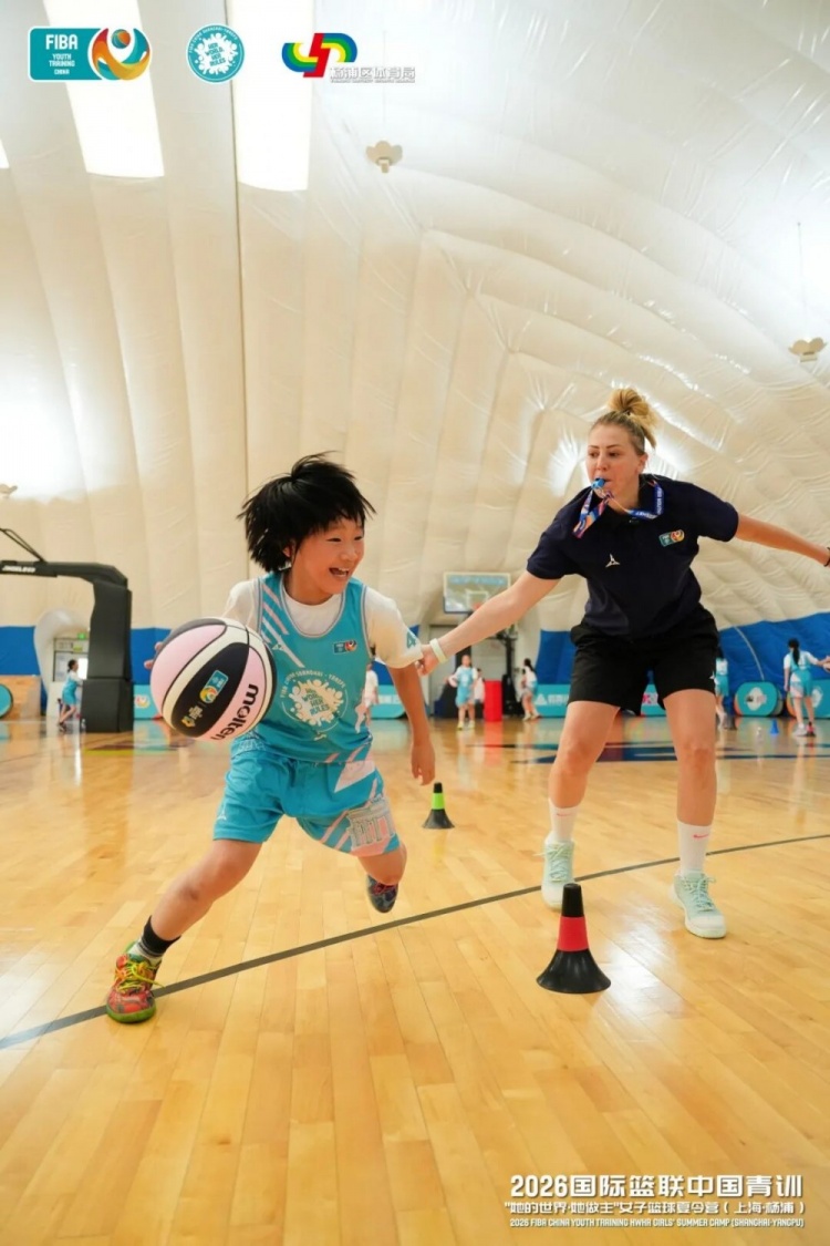 当国歌响起，4位中国女孩也站上了世界杯的舞台